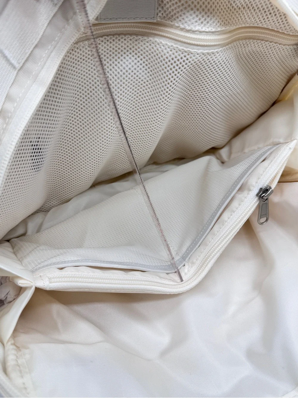 The North Face Base Camp Voyager Sling Bag 11L White Dune Cream Crossbody NWT